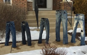 เทรนใหม่มาแรง! ฤดูหนาวต่างประเทศ กางเกงแข็งตั้งได้ (Frozen pants)