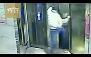 คลิปข่าว หนุ่มจีนเมาอาละวาด เตะประตูลิฟต์ สุดท้ายตกลงไปเจ็บสุดสุด